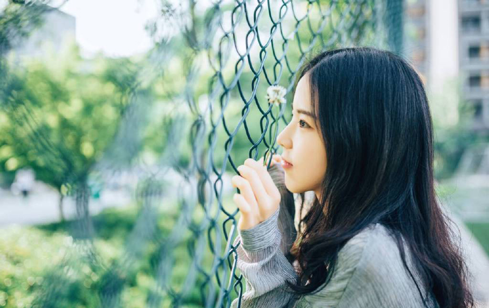 “也对。”庞统点点头：“既然刘将军执意强辩，统也不与你争论，就当你所言是对的，那就说说下一个话题，两国交锋，不斩来使，庞某此来，一路拜关而入，依足了礼数，如今还未开口，刘将军却直接将我拿下，难道这蜀中之地，与我中原大地待客之道有所不同？”